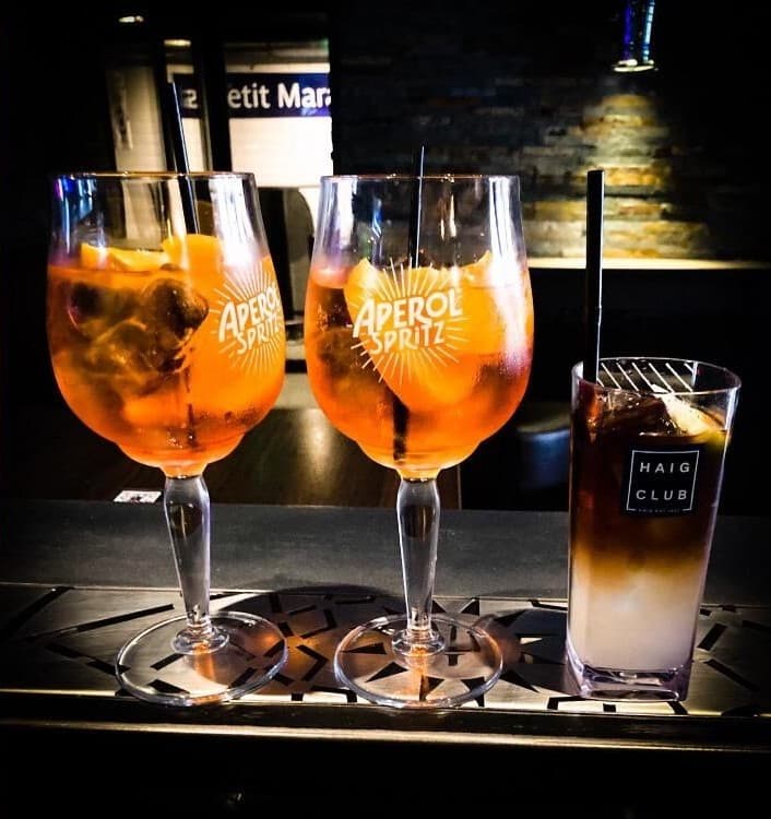 Spritz et cocktails servis au Petit Marais