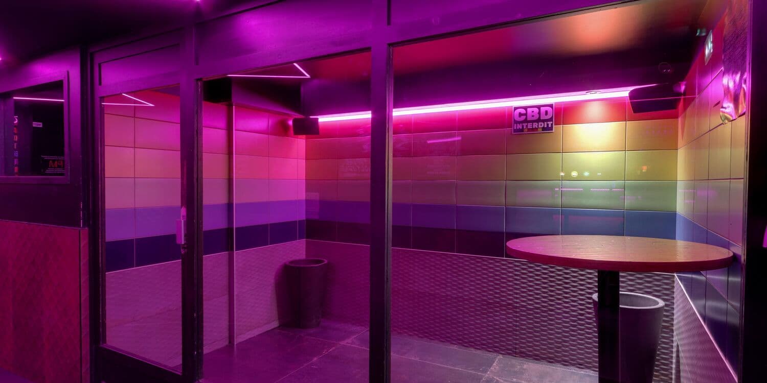 Espace aux lumières violettes