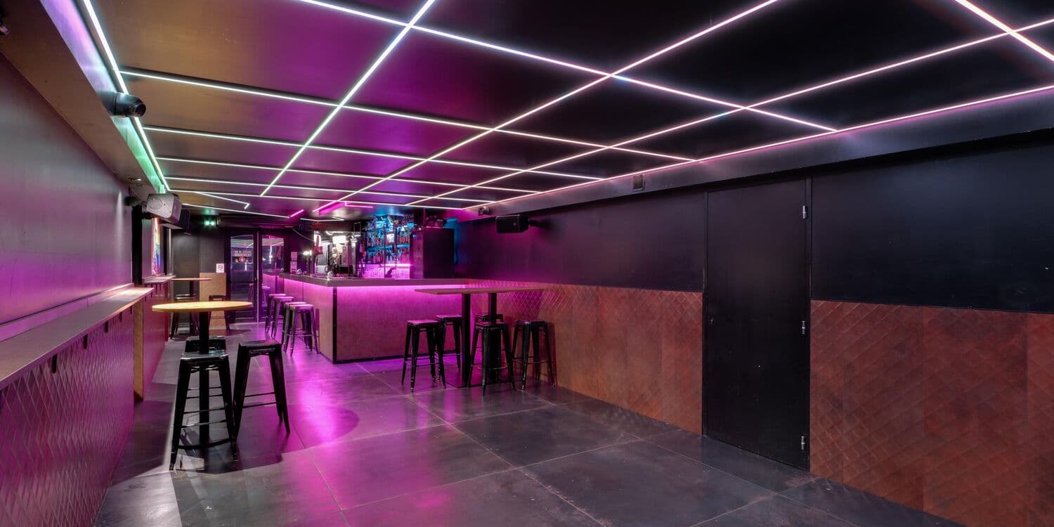 Bar et tabourets, mur cuivré