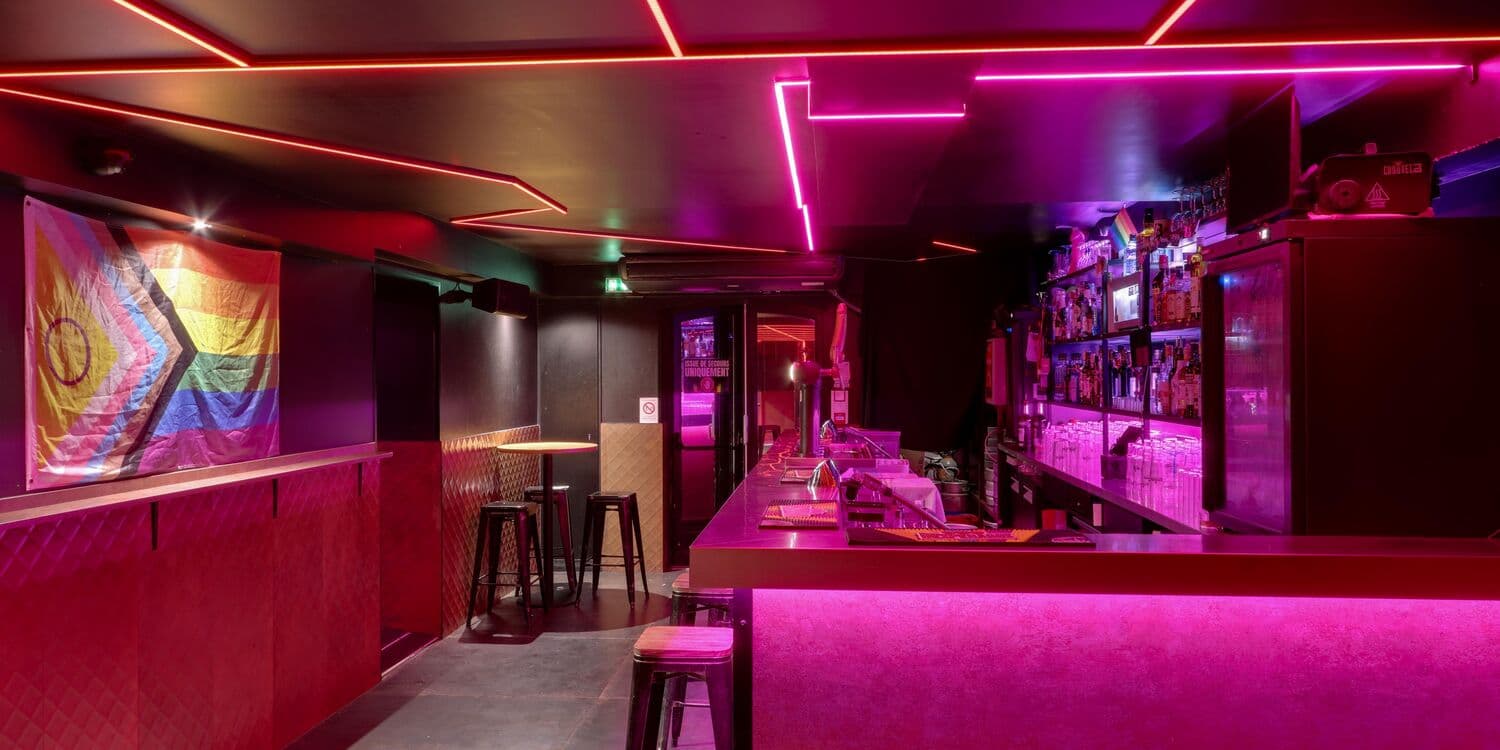 Salle sous les néons orangés