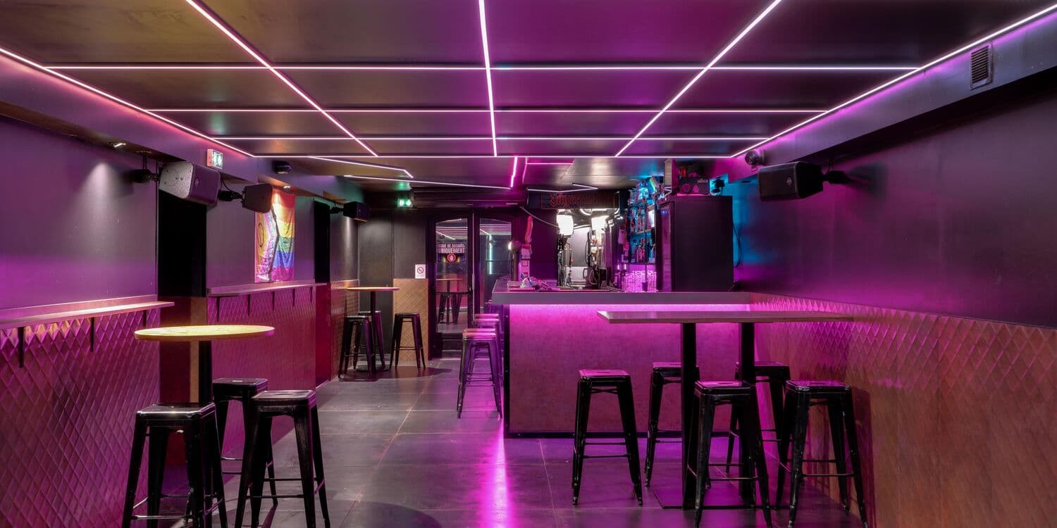 Espace bar aux accents bleus