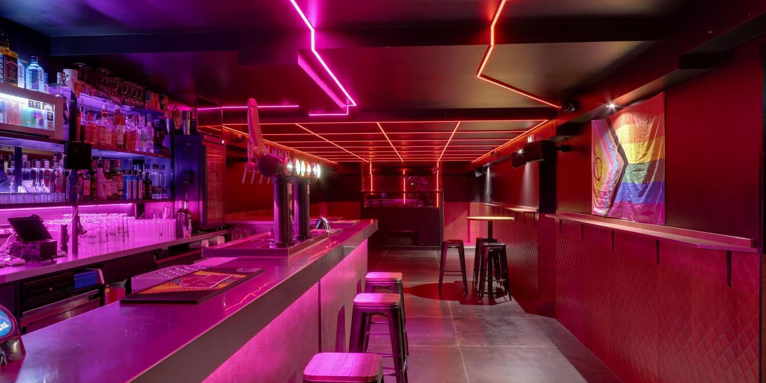 Comptoir sous les néons orangés