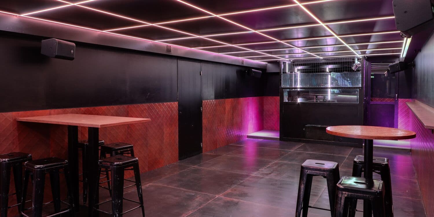 Grande salle aux lignes lumineuses au plafond